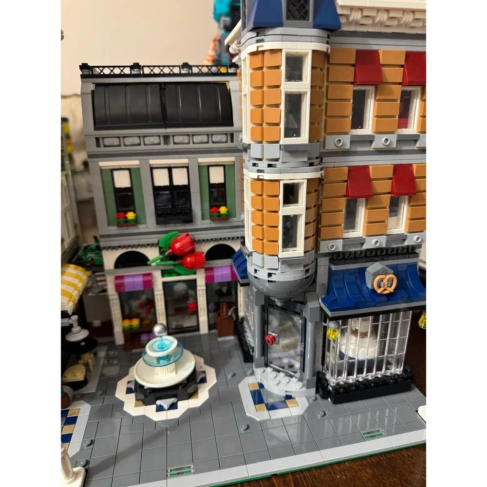 LEGO 10255 Assembly Square 10th Anniversary 99% Complete w/Box No Manual Retired